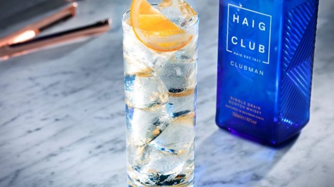 haig club whisky with ice and lemon