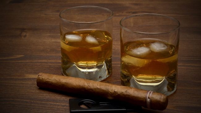 whiskey on glass with ice and cigar